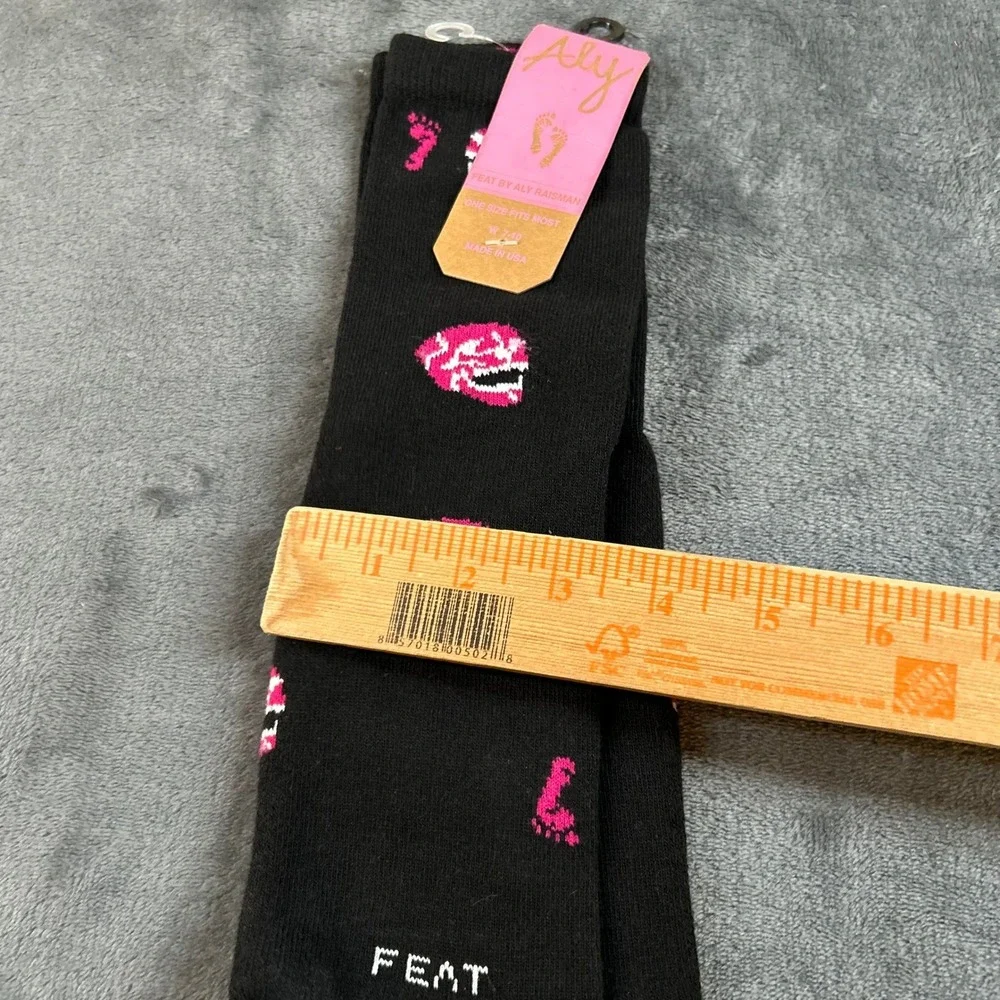 Aly Raisman Feat Skulls Socks Black Pink Novelty Crew Womens 7-10 USA Made